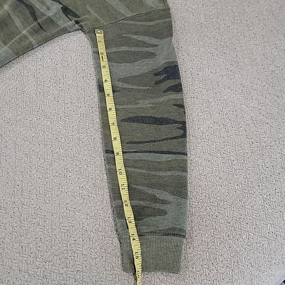 Zoe + Liv Green Camouflage Print Crew Neck Sweatshirt - Size Small - Picture 9 of 14